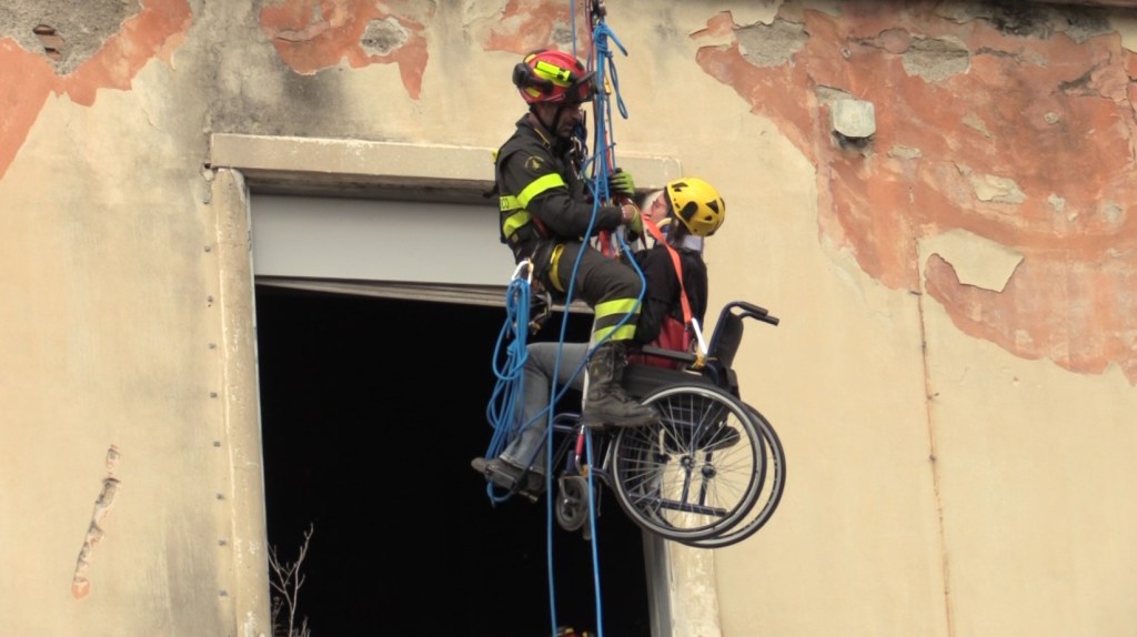 Esercitazione "Sisma dello stretto" / Disabile ferita dal sisma salvata all'ex "208"