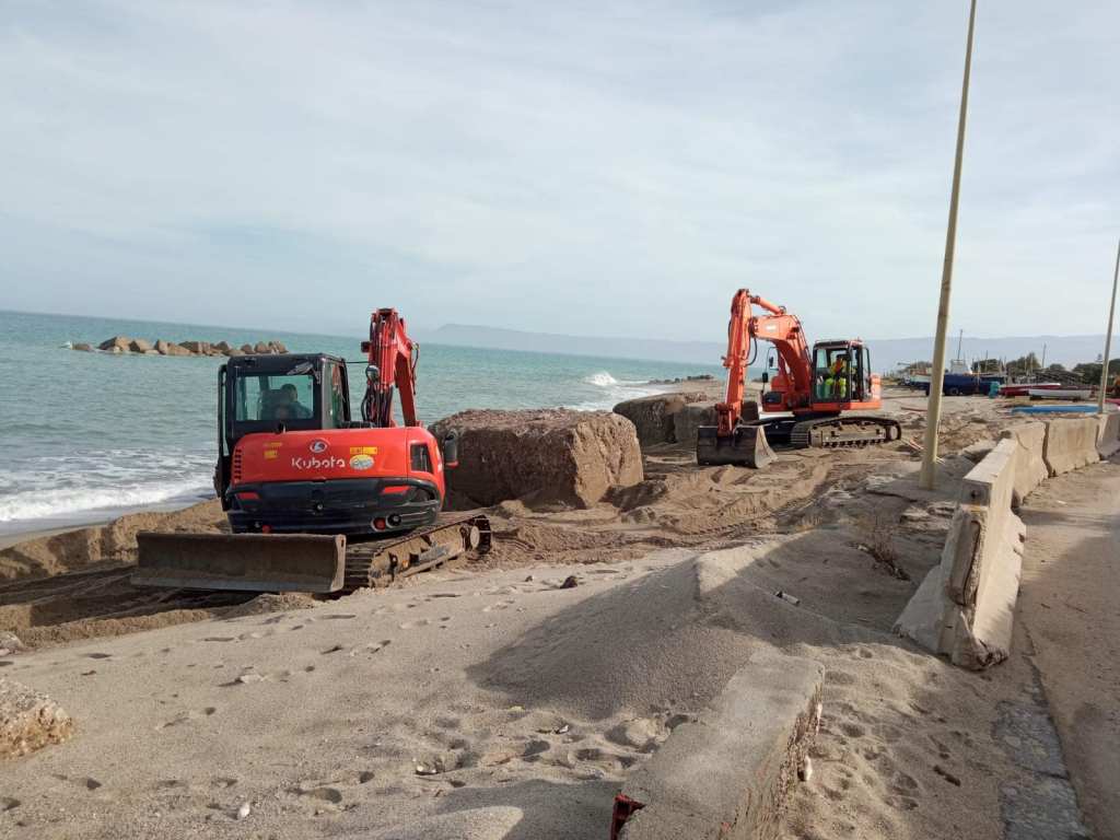 Emergenza Acqualadrone, al via i lavori di protezione dalle mareggiate