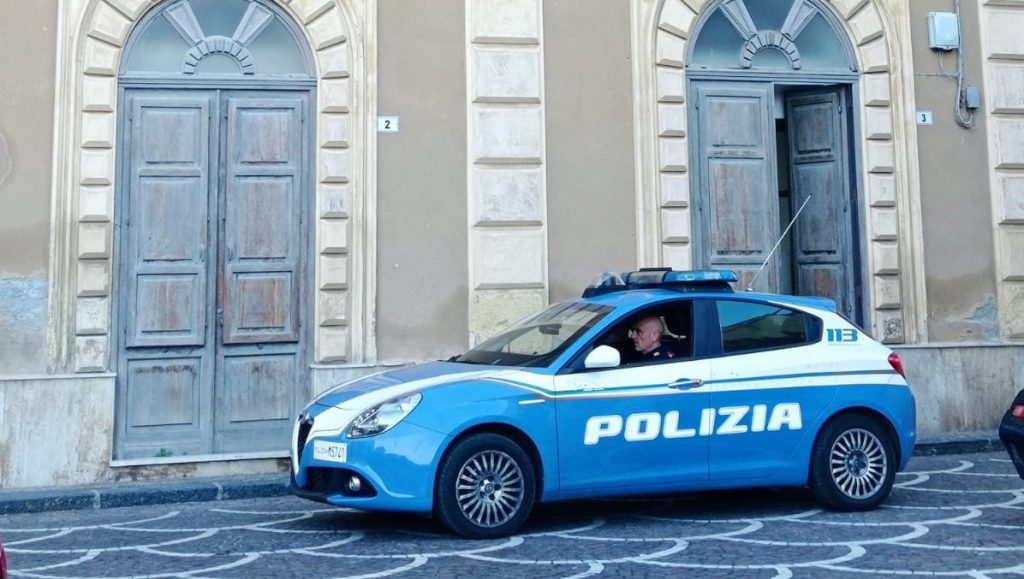 rompe il braccialetto anti stalking, carcere patti