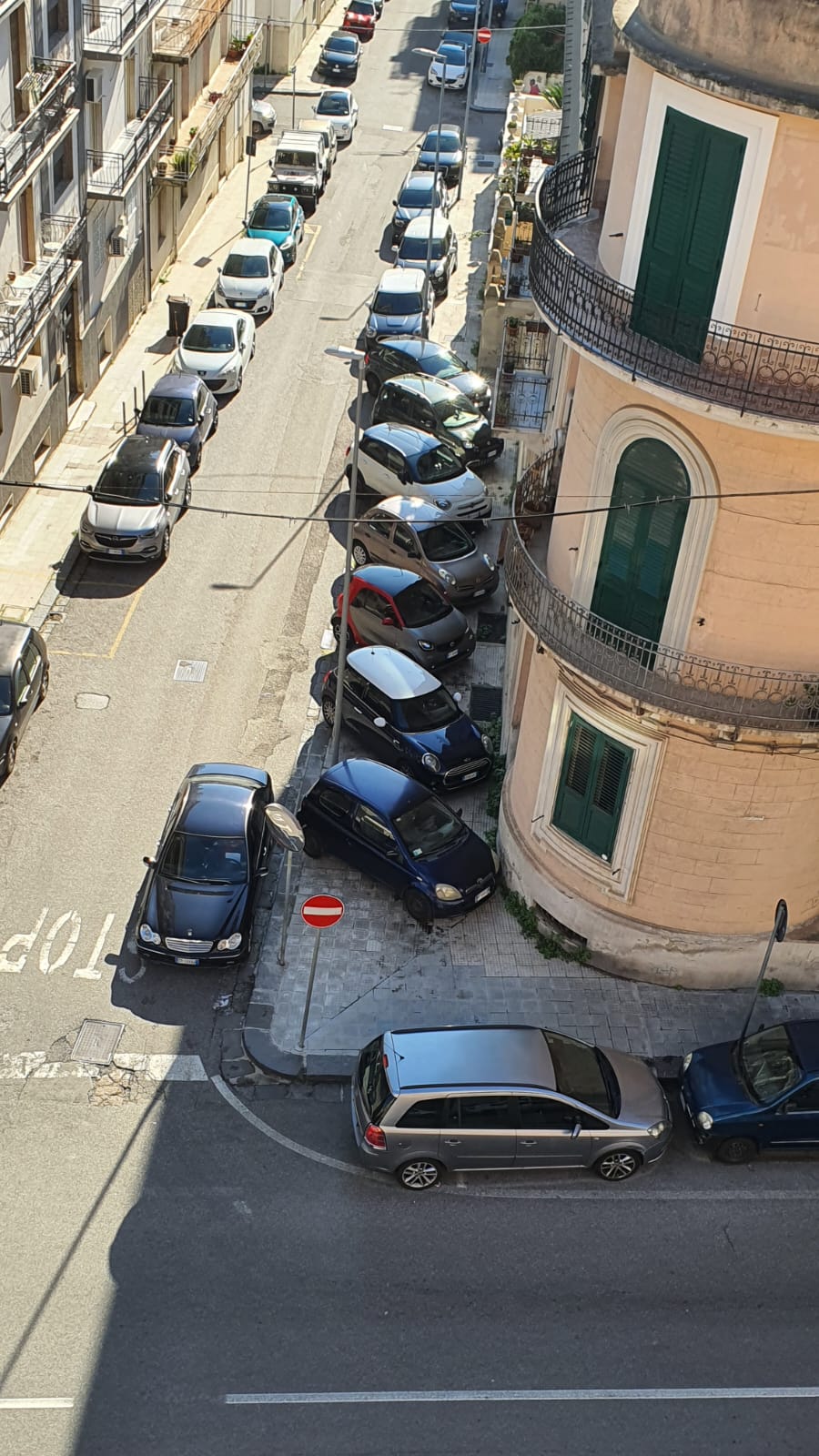 Messina. Macchine sul marciapiede
