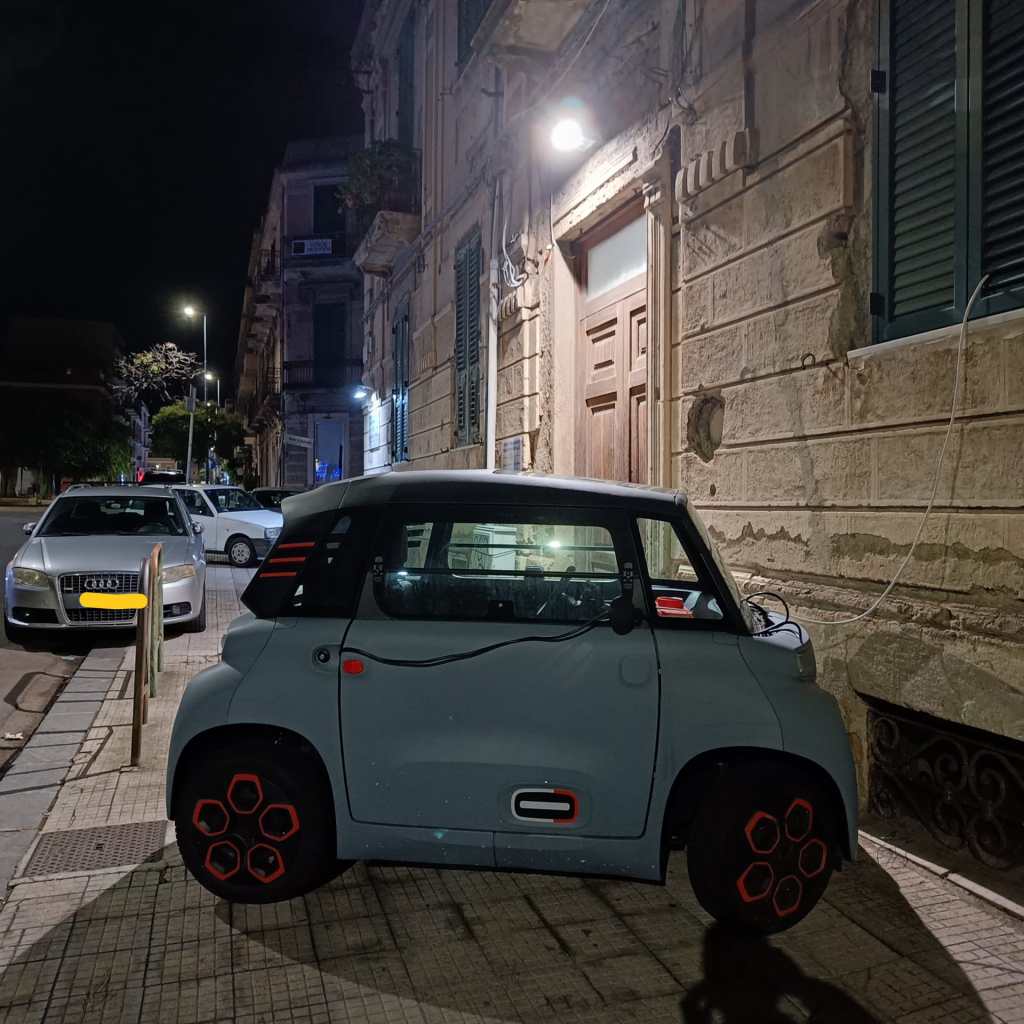 Macchinetta elettrica si ricarica sul marciapiede