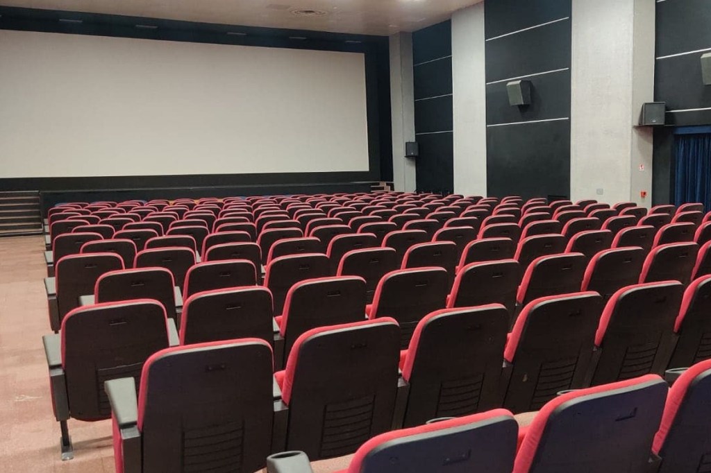 sala auditorium fasola sedie vuote