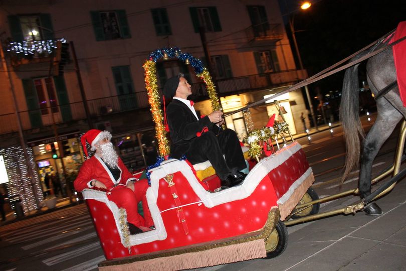 babbo natale su una slitta a piazza cairoli