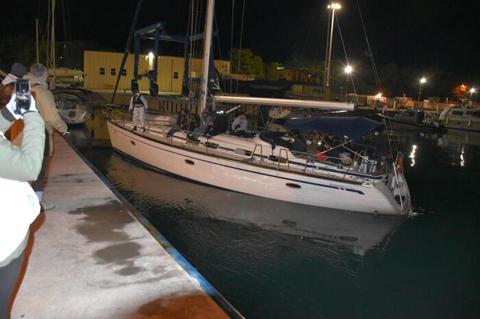 una delle barche approdate a Roccella Jonica