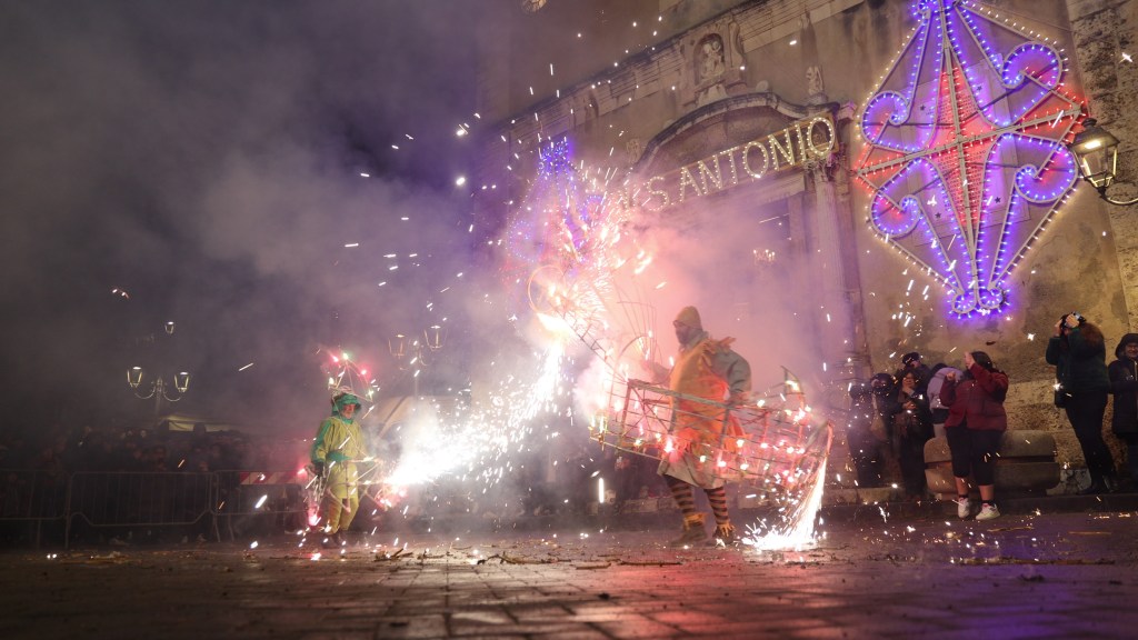Santo Stefano Medio, il ritorno della pantomima del "camiddu e dell'omu sabbaggiu" VIDEO