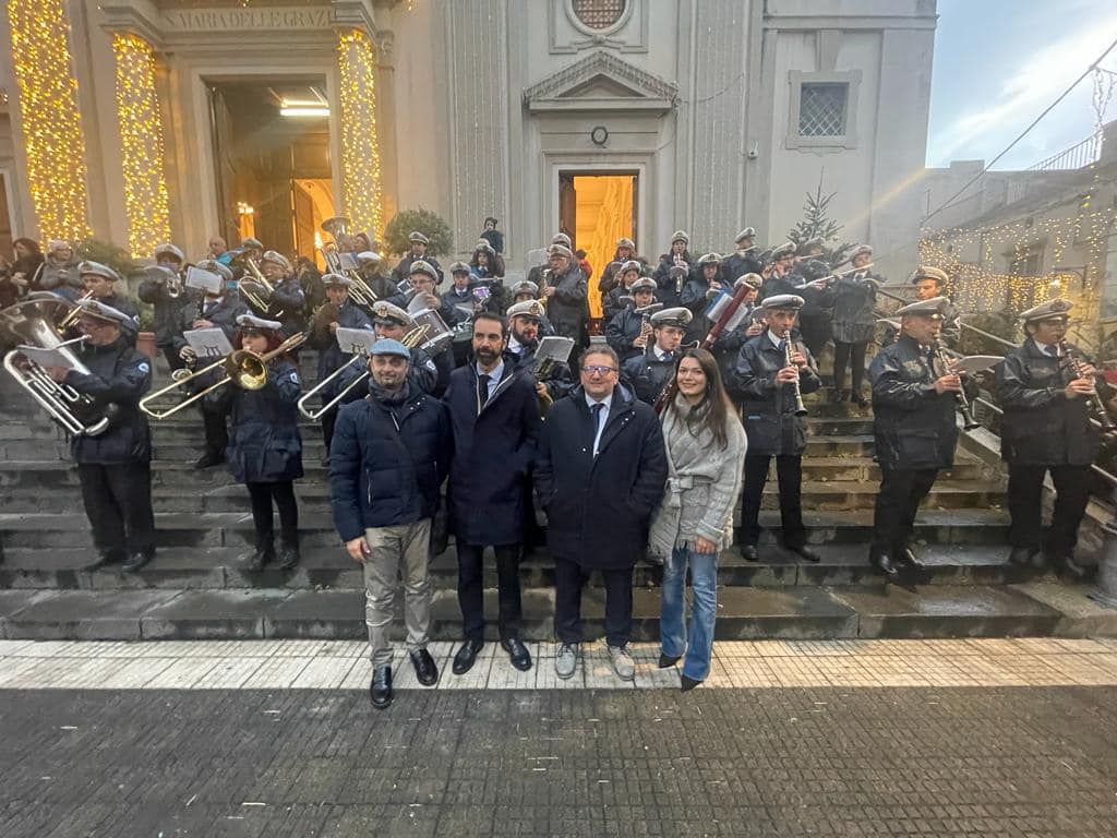 Basile e gli assessori Minutoli e Cannata per "U Pagghiaru" (pagina Fb Federico Basile sindaoo)