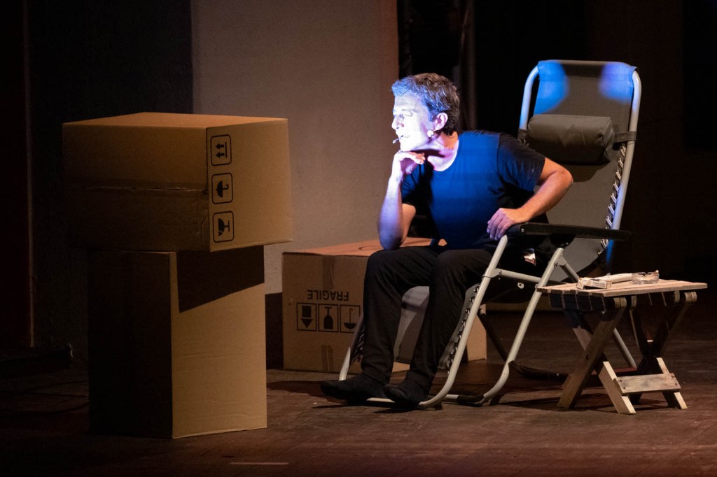 "Scatola". La globalizzazione è fallita e Vella lo racconta tra prosa, musica e danza