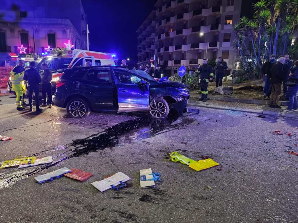 Incidente strdale a Messina. Auto impatta sulla rotatoria del Viale Europa FOTO