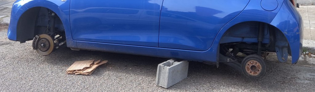 Pneumatici rubati da una Toyota "Aygo" nuovissima a Reggio centro