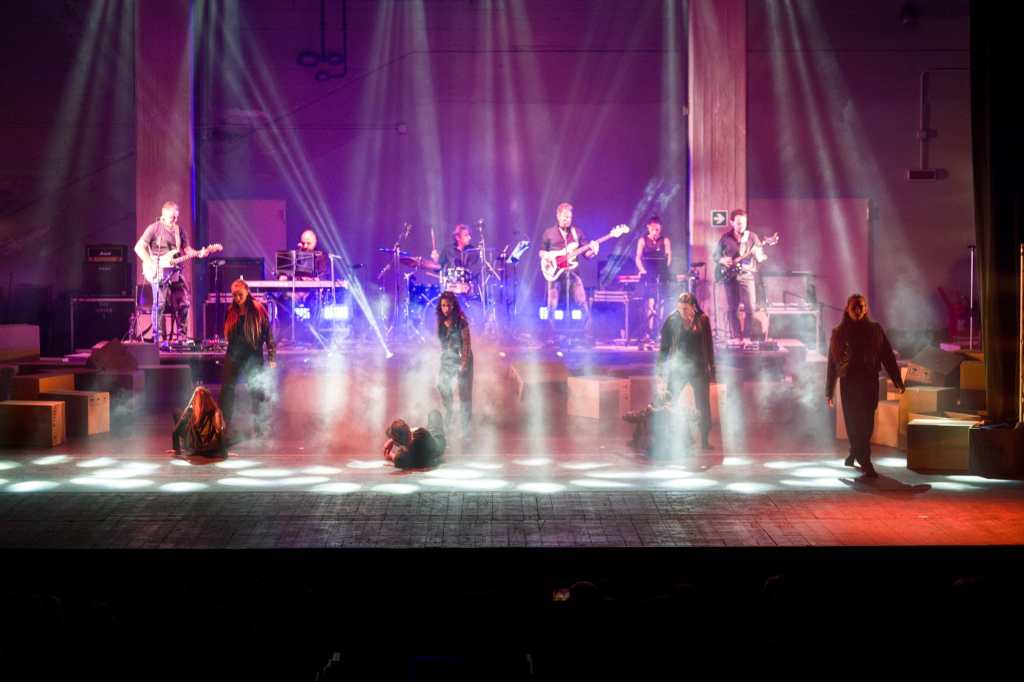 Una "Scatola" per raccontare la società dei consumi tra danza, musica e teatro