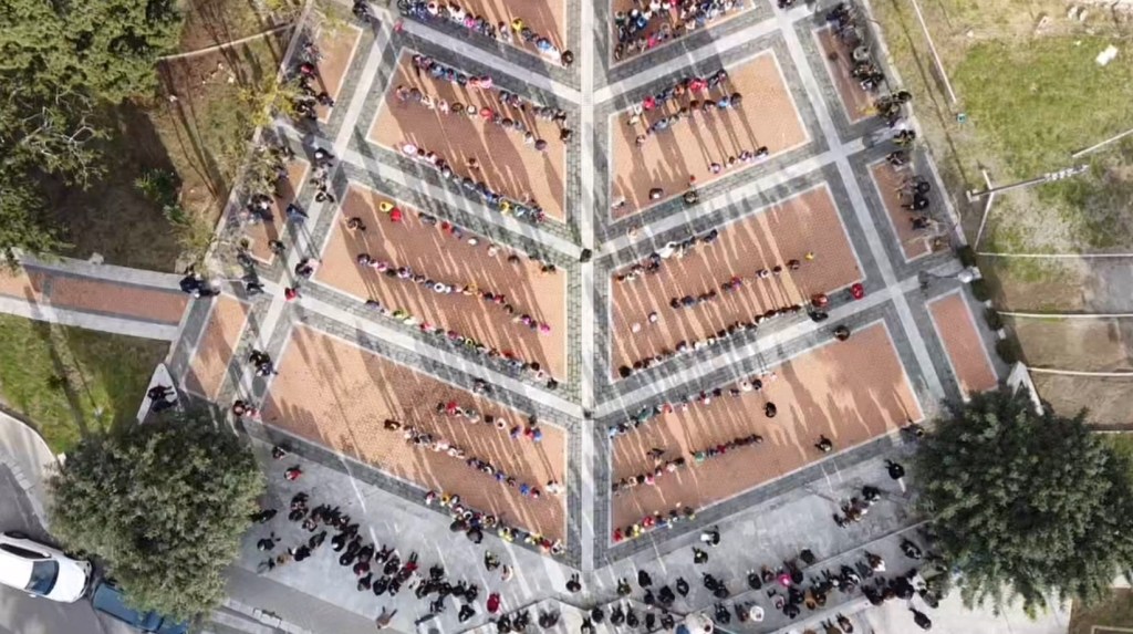 Vista dall'alto del flashmob in piazza Castello per la "Giornata della memoria"