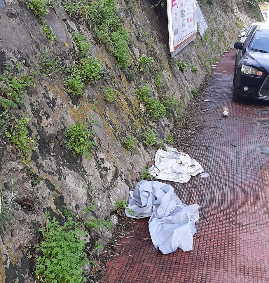 manifesti pubblicitari a terra