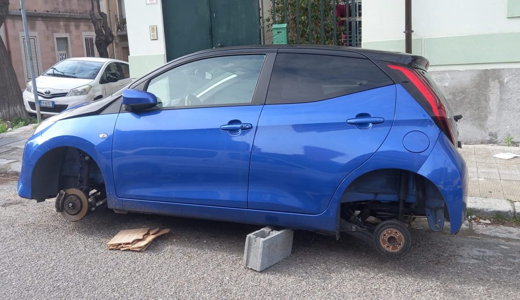 Pneumatici rubati da una Toyota "Aygo" nuovissima a Reggio centro