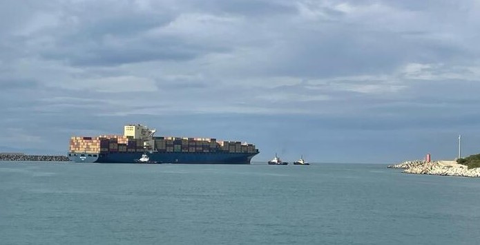 portacontainer incagliata al porto di Gioia Tauro