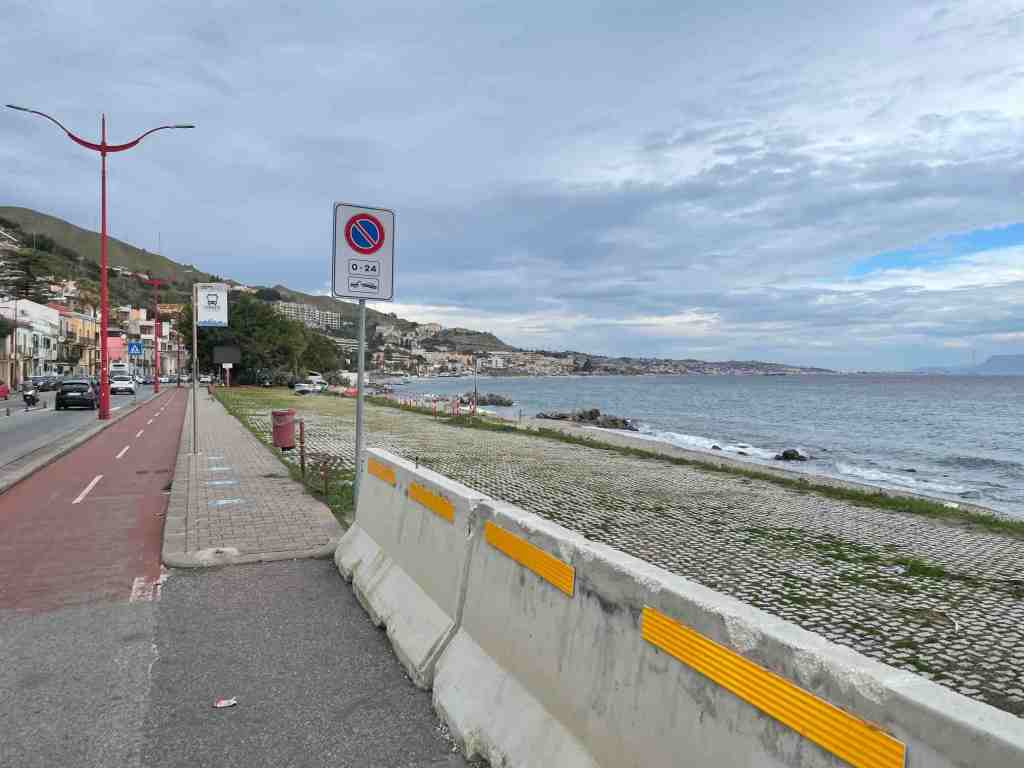 Parcheggi in via Consolare Pompea, "serve una soluzione tampone" VIDEO