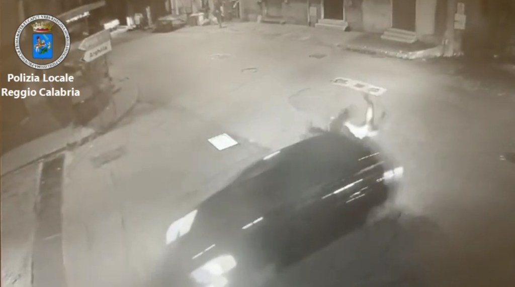 "Pirata della strada" investe due 16enni in motorino e fugge: denunciato - VIDEO