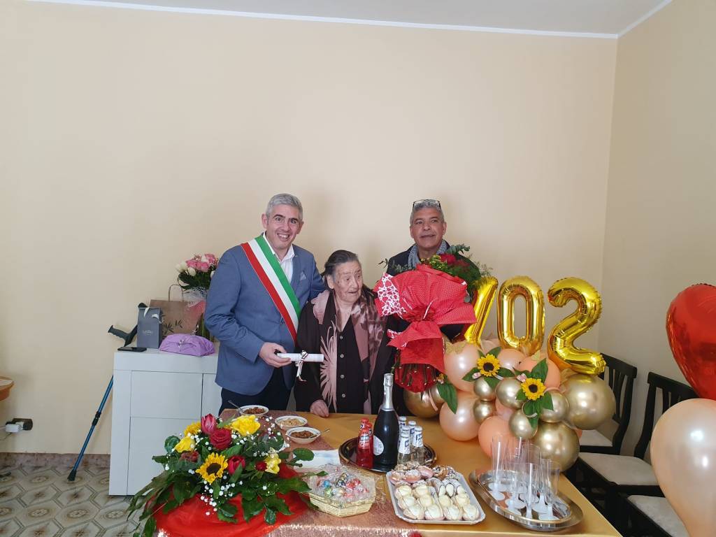 Biglietto Di Auguri Di Compleanno Olivia Samuel - 102 Anni - Formato A5 Con Busta - Tema Giardino Pigro