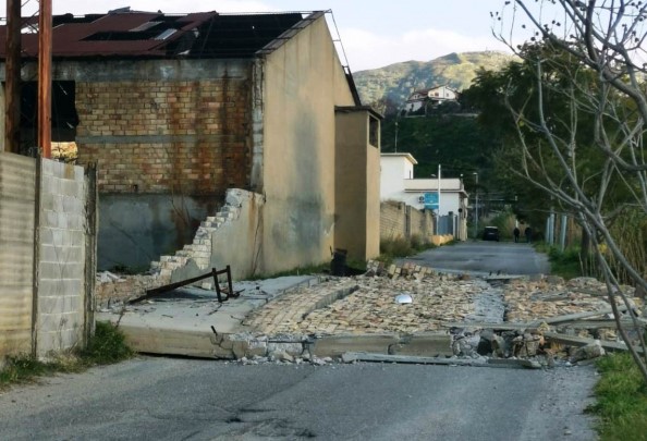 Sfondato dal vento e schiantato per terra il muro dell'ex fornace a Bovetto