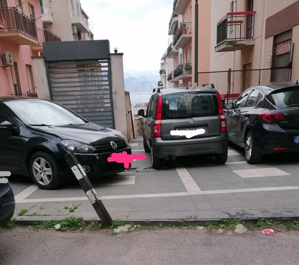 Tra parcheggi selvaggi e discarica a cielo aperto nelle vie Peculio Frumentario e Sacro Cuore