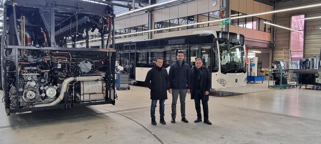 Collaudo in Francia per 17 autobus in arrivo a marzo, la trasferta di Atm alla Mercedes