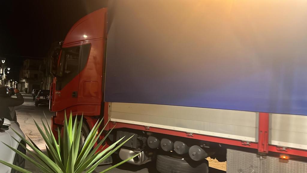 Salice, un altro camionista sbaglia strada e blocca bus e auto