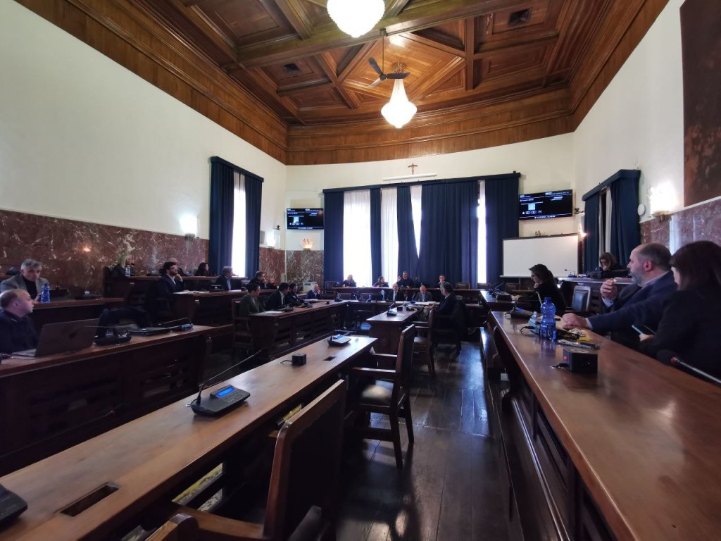 Tari, in Consiglio è scontro feroce: la maggioranza boccia tutto, l'opposizione va via