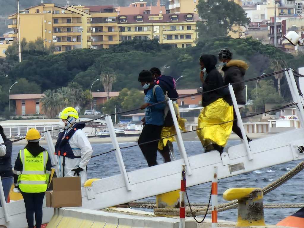Sbarco migranti al porto di Reggio Calabria