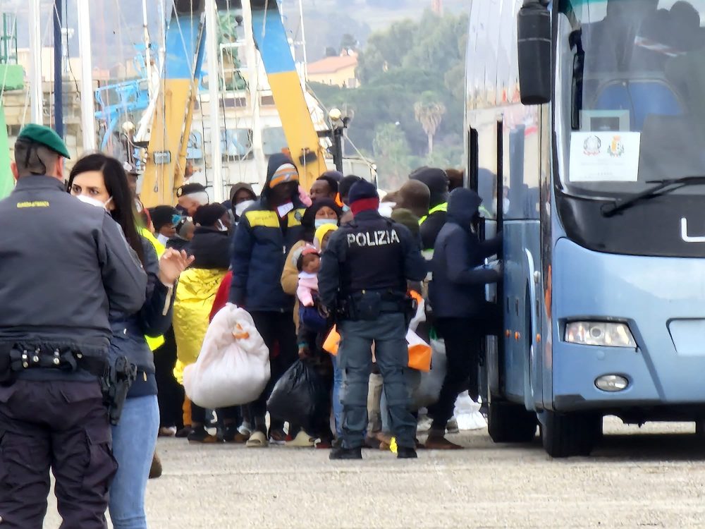 sbarco-migranti-porto-reggio-calabria