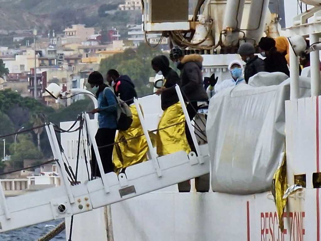 Sbarco di 584 migranti al porto di Reggio Calabria