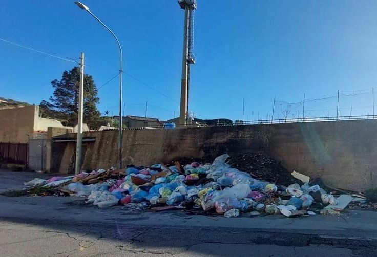 Discariche a cielo aperto, a Bordonaro c'è il falò dei mobili