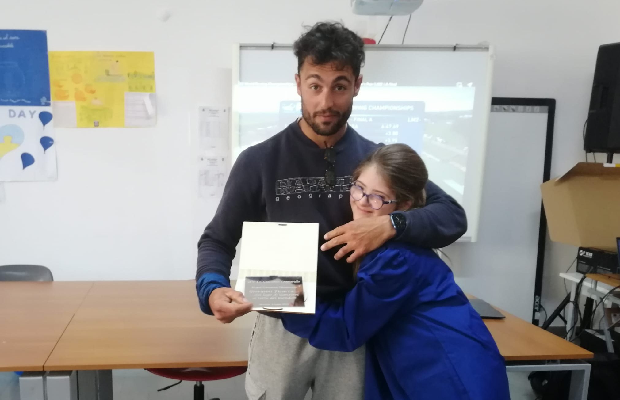 L'istituto Leopardi premia Giovanni Ficarra una targa per lo