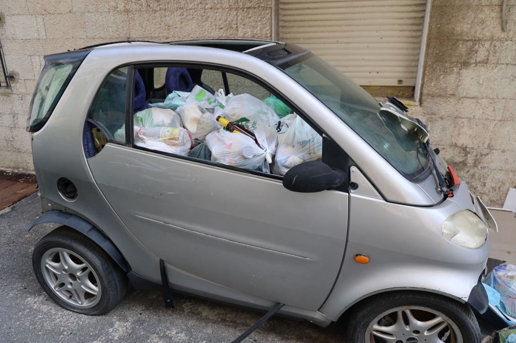 Auto cassonetto in un condominio sul viale San Martino VIDEO