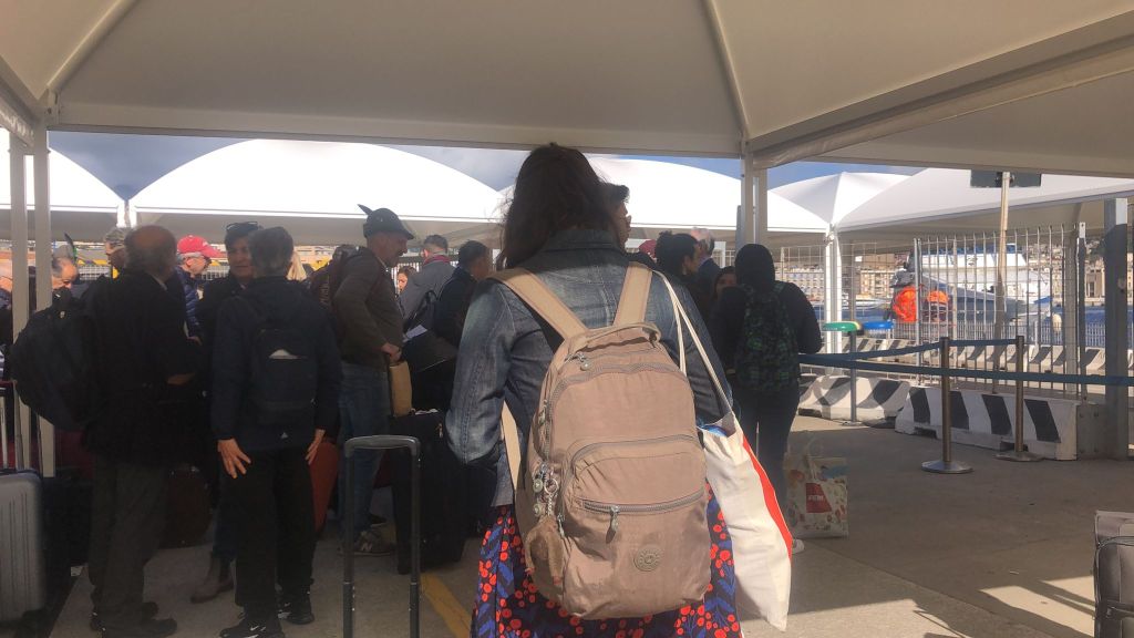 Passeggeri in attesa agli aliscafi a Messina