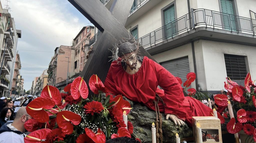 La processione di Maria e Gesù risorto per la Pasqua messinese