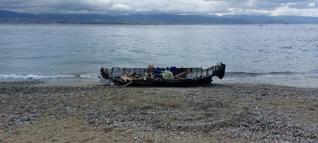 Una barca carica di rifiuti speciali nella spiaggia del Ringo, interviene la polizia municipale
