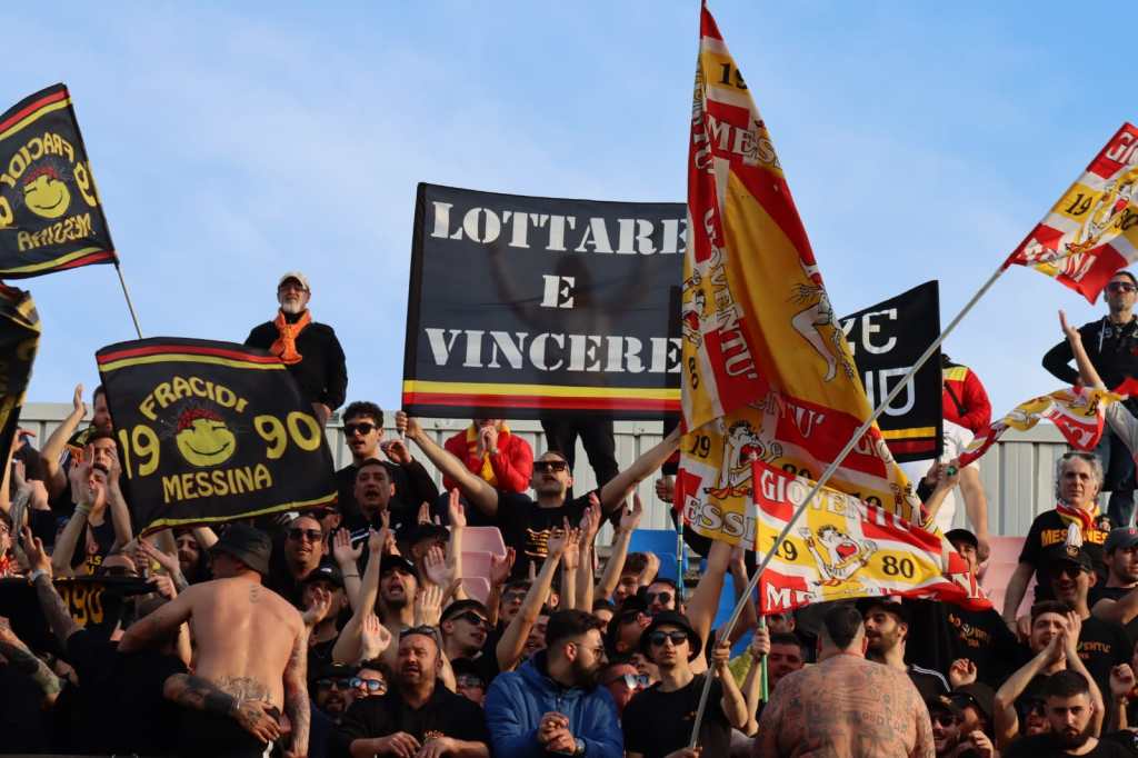 tifosi allo stadio in trasferta a Taranto