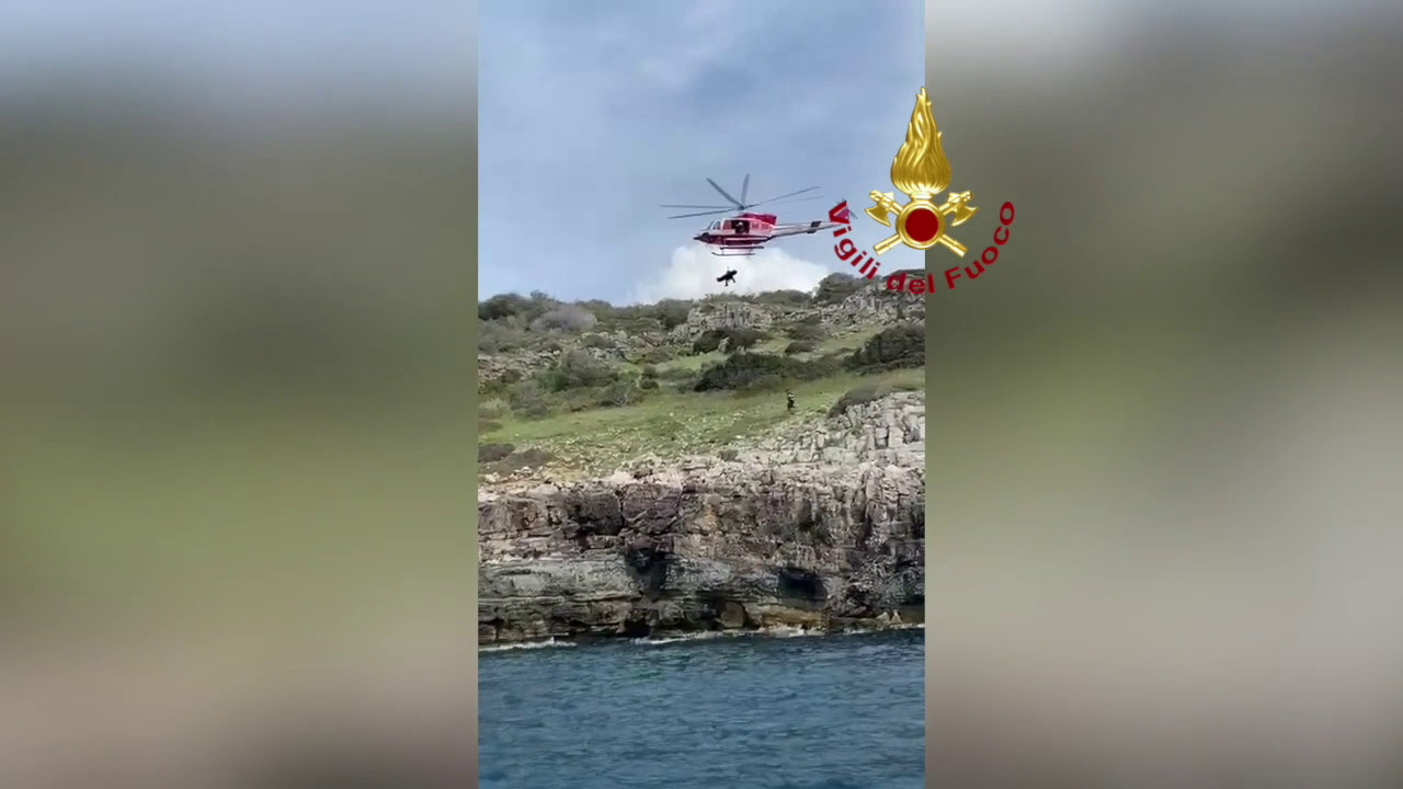 Uomo infortunato sugli scogli nel Salento, le immagini dei soccorsi