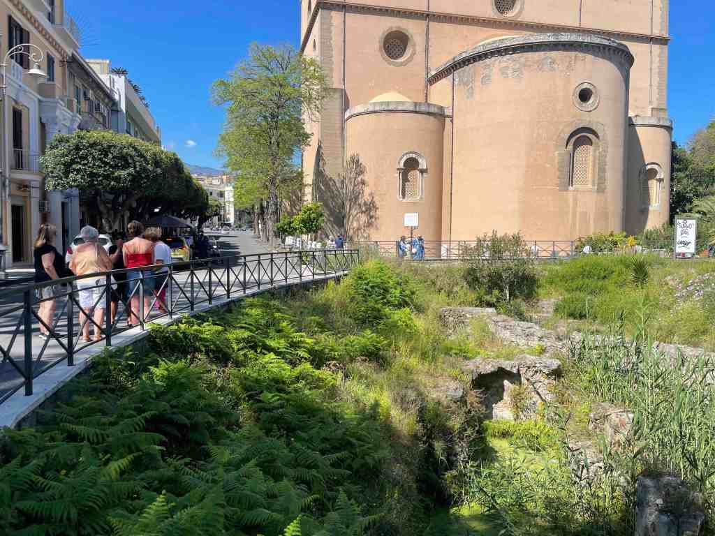 Largo San Giacomo libero dalle erbacce: l'obiettivo di una Messina più accogliente VIDEO