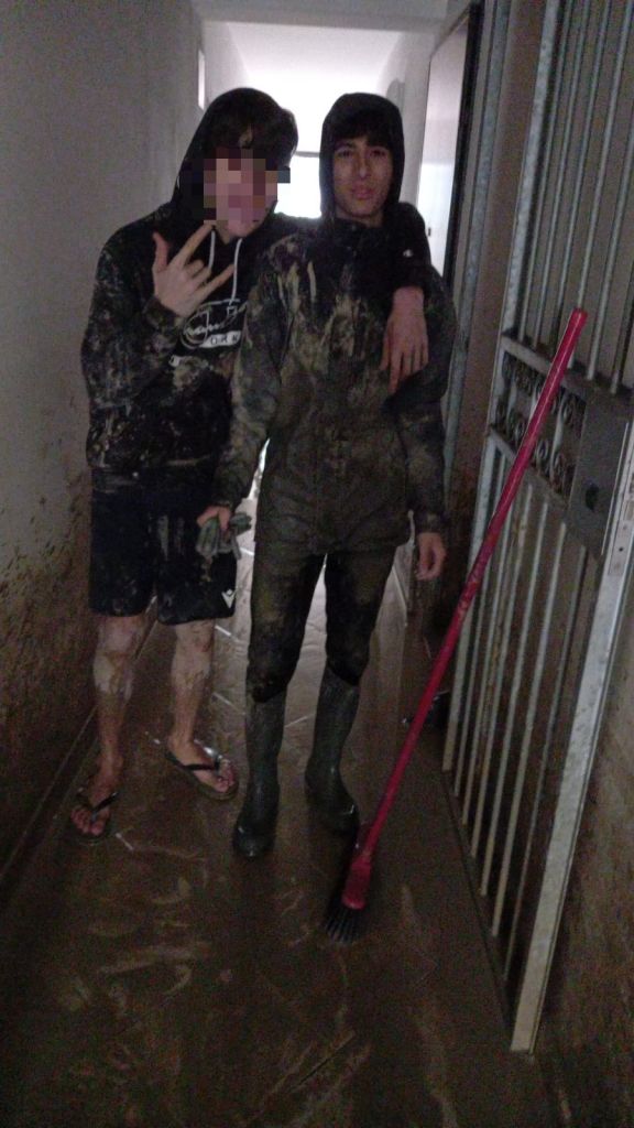 Vittorio e il suo amico a lavoro nel fango che ha invaso Faenza