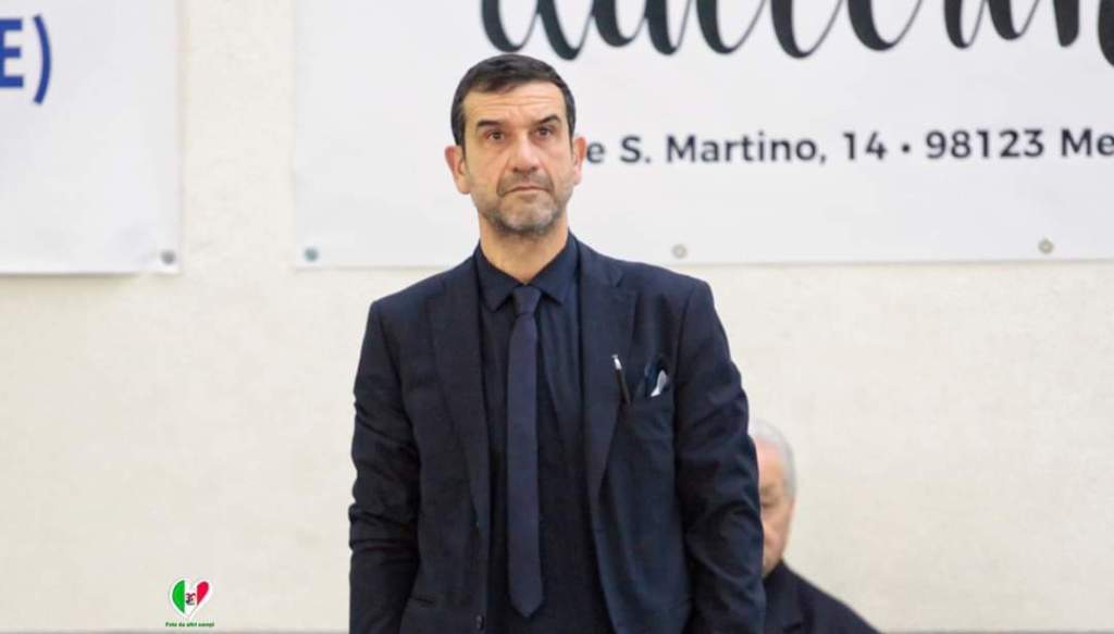 giampietro rigano osserva durante una partita