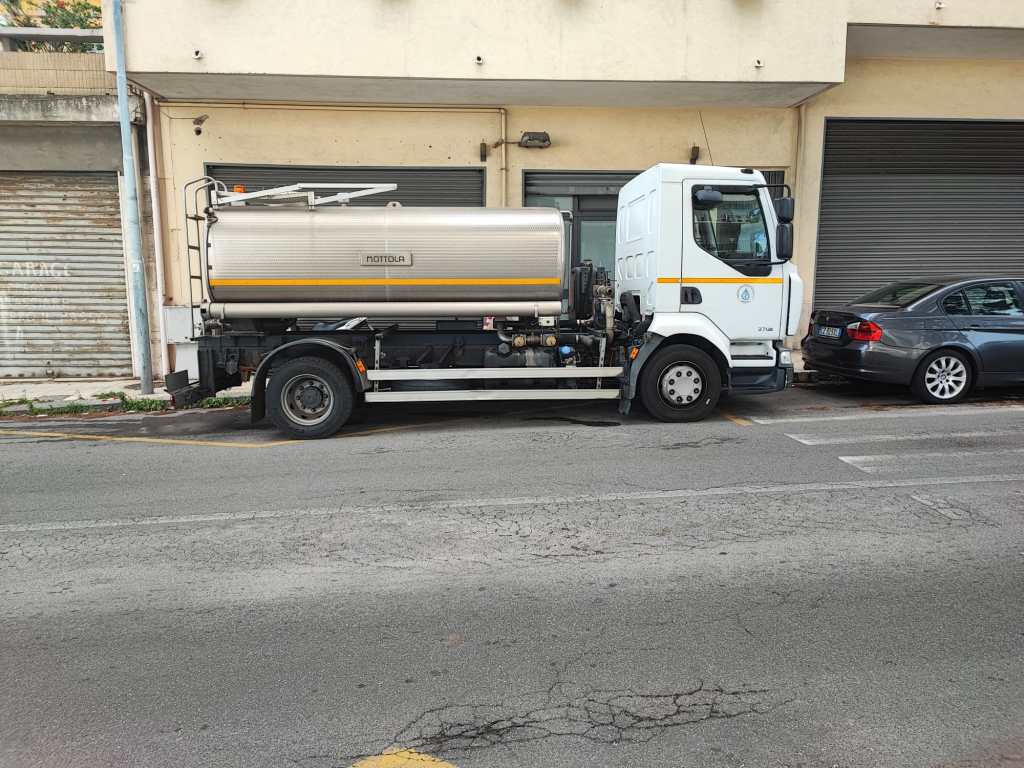 Acqua col gasolio, "ritardi e ordinanze confuse: il Comune scarica le spese sulle famiglie"