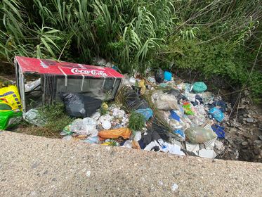 "La spiaggia di San Saba abbandonata ai rifiuti". Messina Servizi: "Stiamo completando la pulizia"