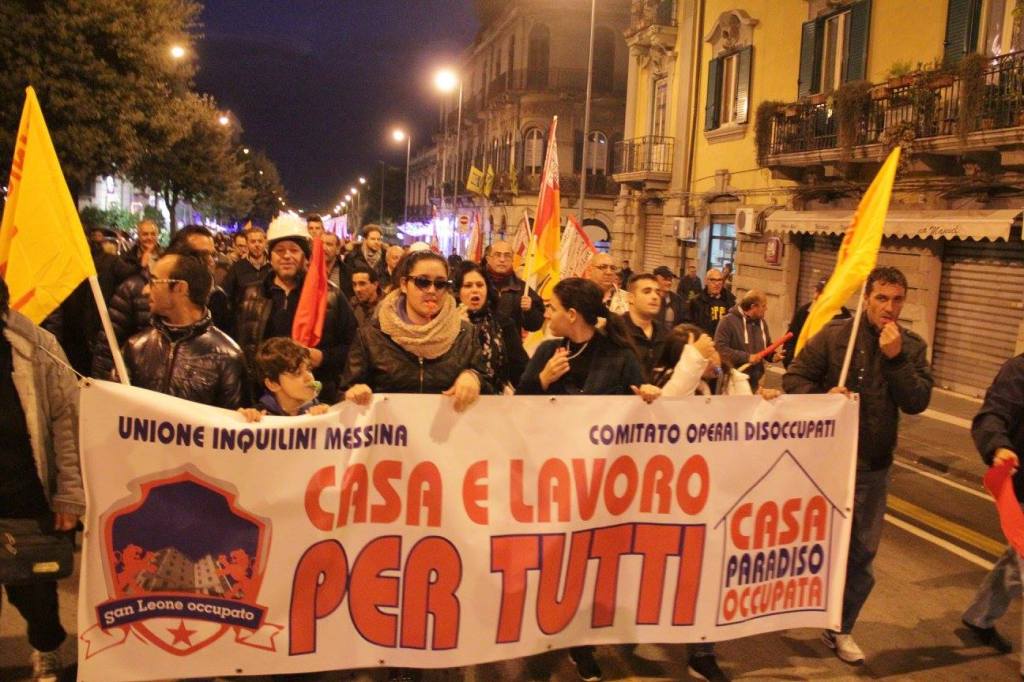 Maniestazione dell'Unione inquilini di Messina: lo striscione "Casa e lavoro per tutti"