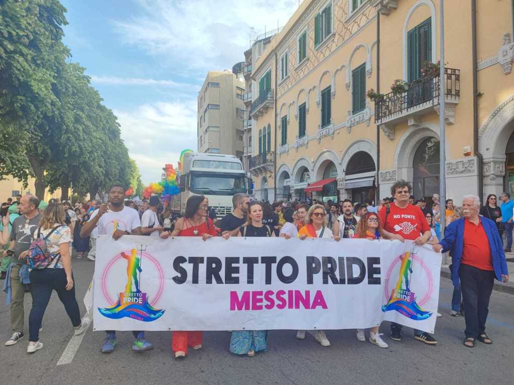 Inclusivo, vivace e democratico: il popolo dello Stretto Pride in un corteo multicolore VIDEO