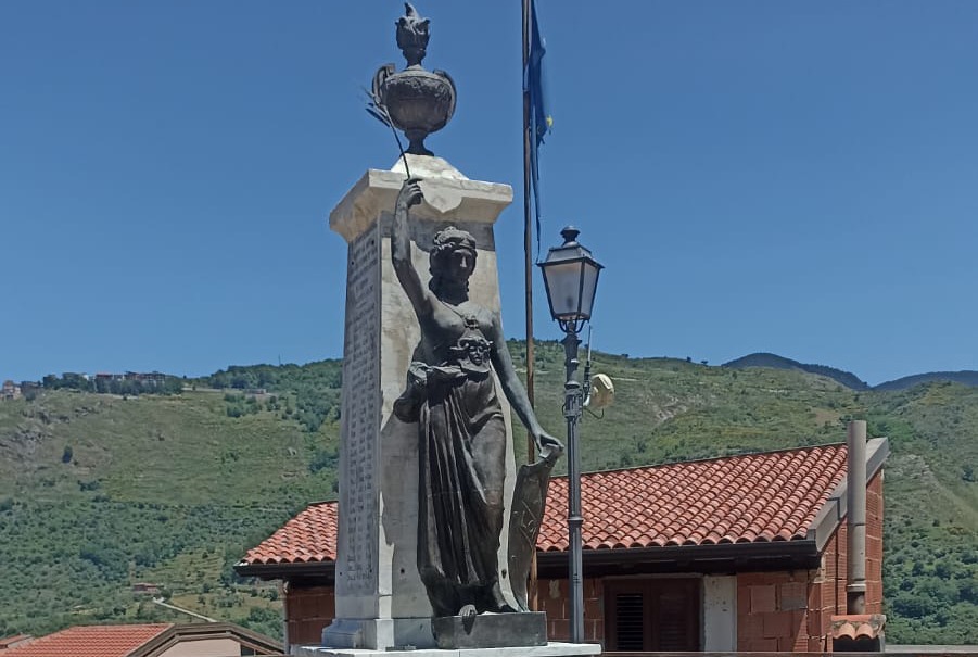 monumento ai caduti longi