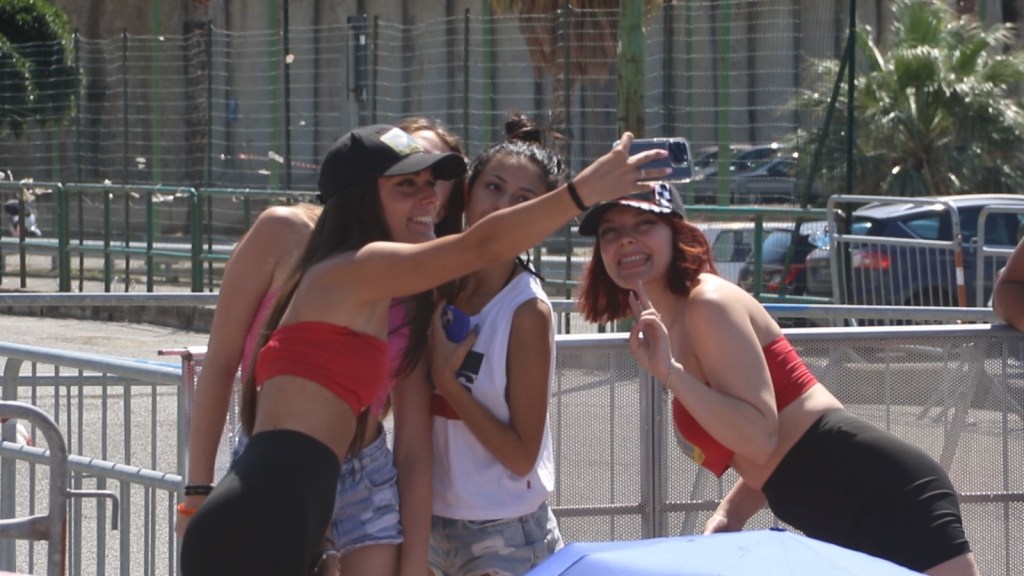 Sotto il sole in attesa del concerto: "Tiziano Ferro a Messina un'emozione unica" VIDEO