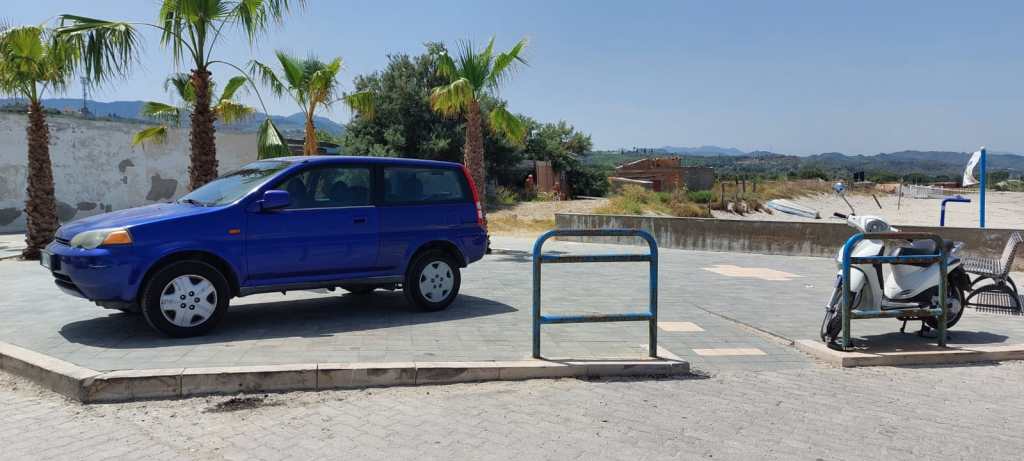 Messina. Macchine parcheggiate in piazza a Orto Liuzzo