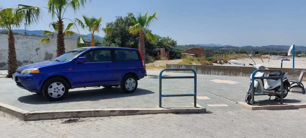 Messina. Macchine parcheggiate  in piazza a Orto Liuzzo