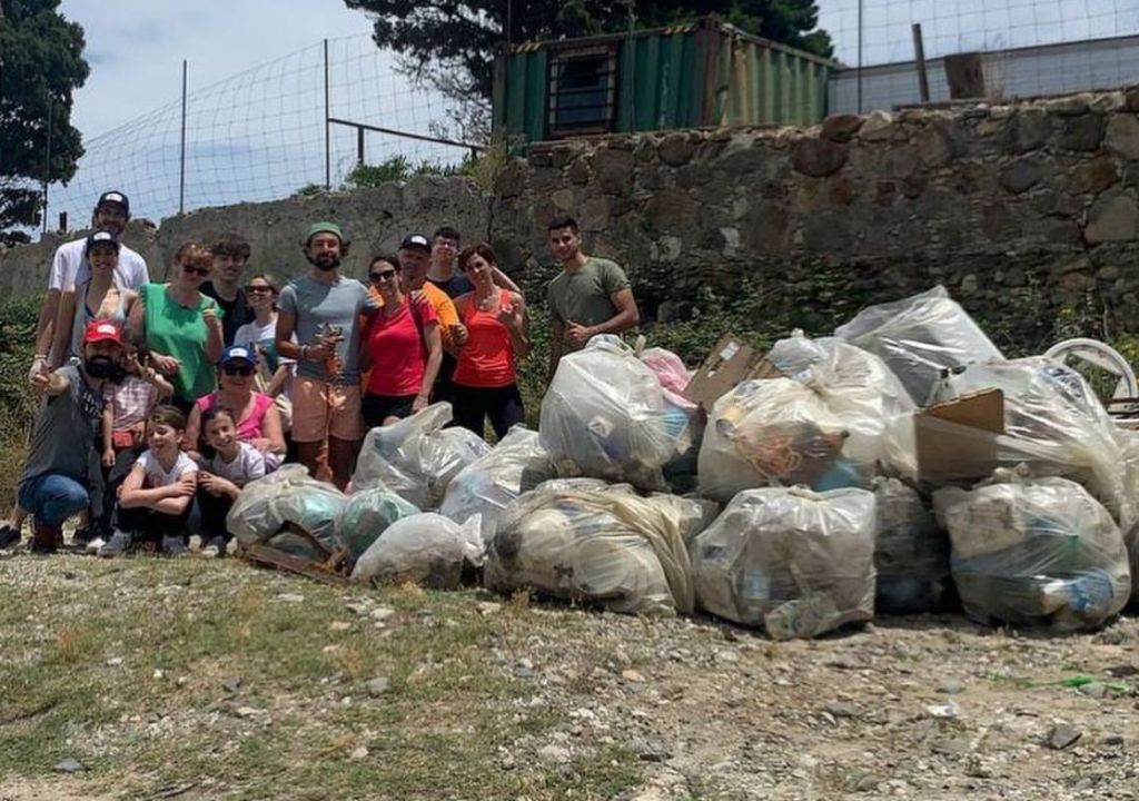 I volontari di MessinAttiva a Mortelle per pulire la spiaggia: "Contro l'abbandono dei rifiuti"