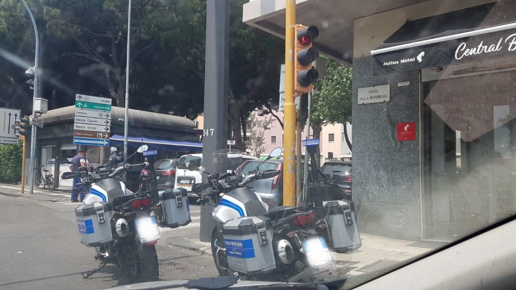Moto della polizia municipale parcheggiate male